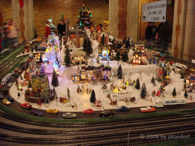 126 Toledo Zoo Light Show [2008 Dec 27].JPG - Scenes from the Toledo Zoo Light Show.